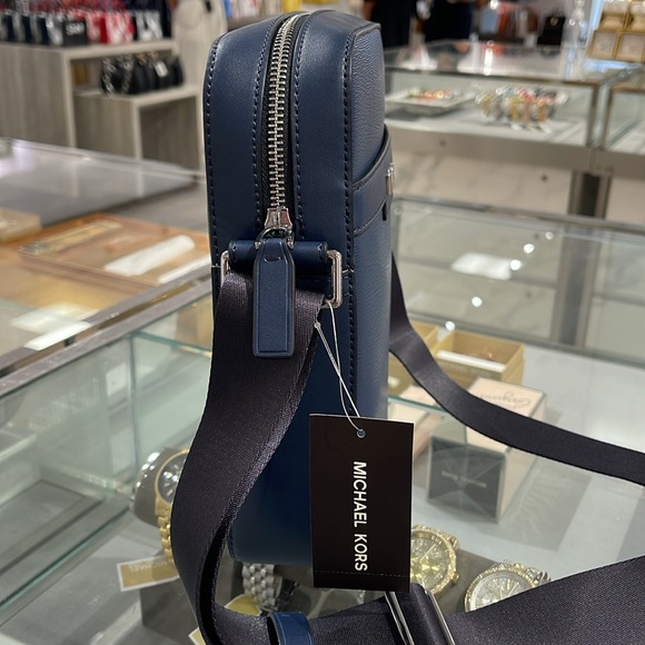 Michael Kors Cooper Flight Crossbody Bag
Navy 
NWT - Picture 4 of 16